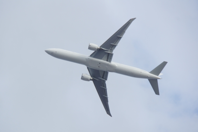 飛んでいる飛行機の画像